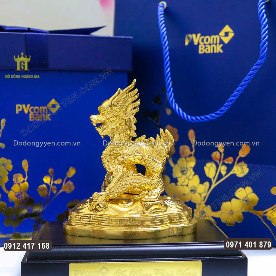 B&agrave;n Giao Tượng Linh Vật Rồng Mạ V&agrave;ng 24K Cho Kh&aacute;ch VIP PVcomBank