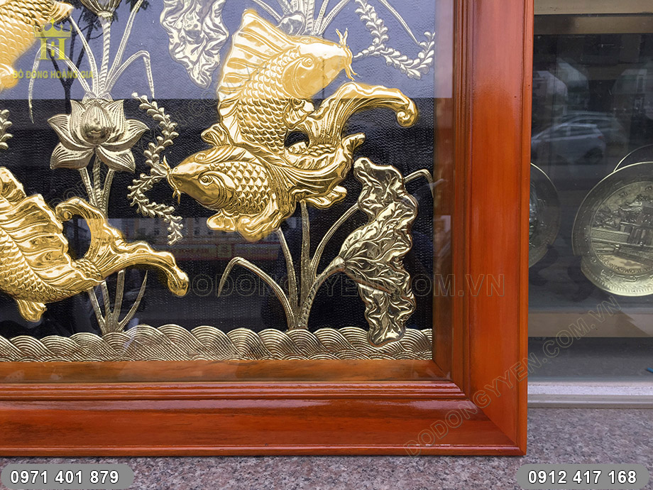 bức tranh c&aacute; ch&eacute;p hoa sen mạ v&agrave;ng