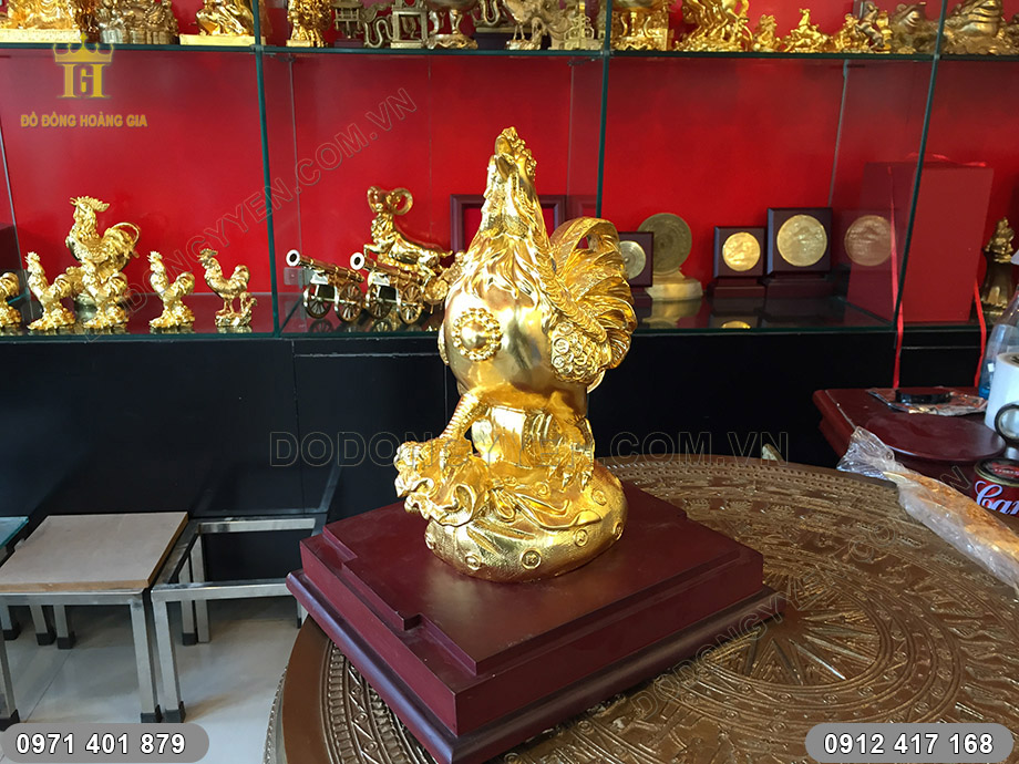 con g&agrave; trống thếp v&agrave;ng