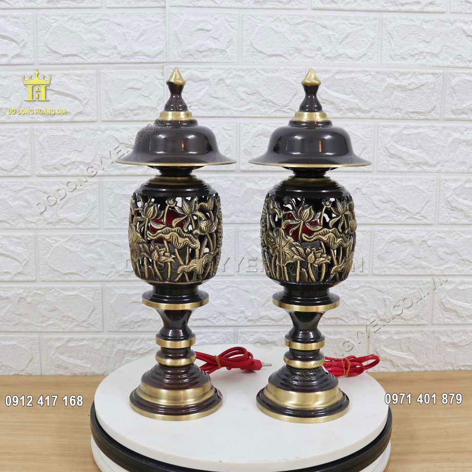 Đôi Đèn Thờ Bằng Đồng Hình Quả Dứa Màu Hun Giả Cổ 
