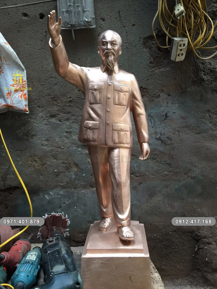 đ&uacute;c tượng đồng hồ chủ tịch