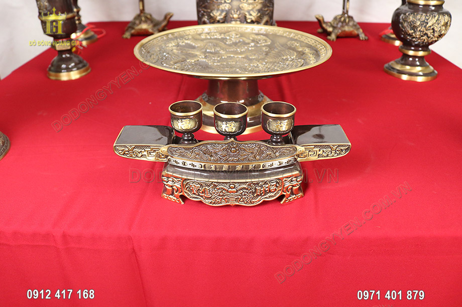 Tr&ecirc;n mặt của sản phẩm được c&aacute;c nghệ nh&acirc;n chạm khắc nổi h&igrave;nh rồng v&ocirc; c&ugrave;ng sắc n&eacute;t v&agrave; sinh động