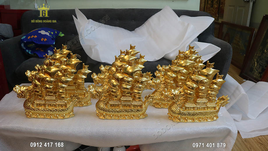 Thuyền rồng bằng đồng d&aacute;t v&agrave;ng 24k