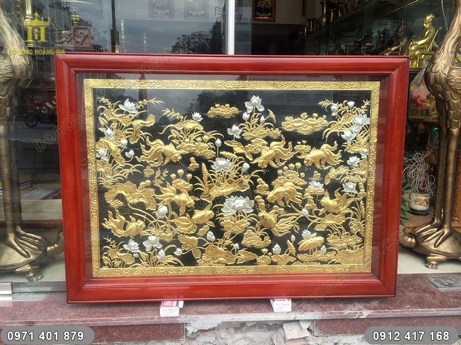 tranh c&aacute; ch&eacute;p hoa sen mạ v&agrave;ng