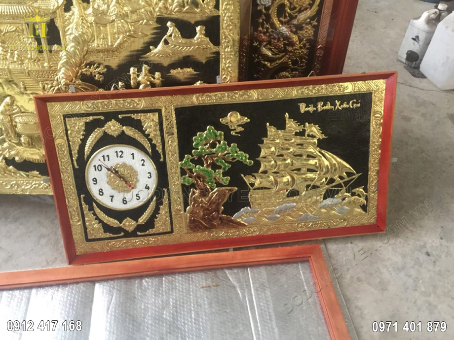 Tranh đồng hồ thuận buồm xu&ocirc;i gi&oacute; bằng đồng v&agrave;ng