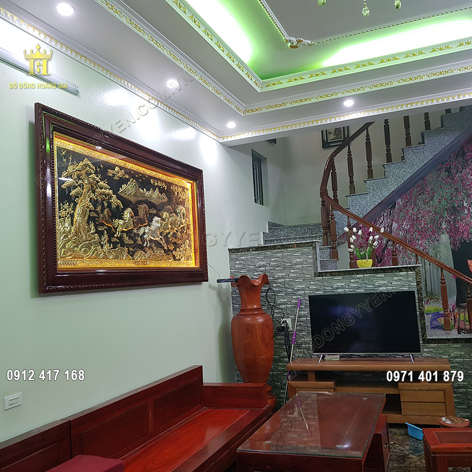 Từng đường n&eacute;t, từng chi tiết tr&ecirc;n bức tranh đều được chạm chạm th&uacute;c tỉ mỉ v&agrave; sắc n&eacute;t bởi đ&ocirc;i b&agrave;n tay t&agrave;i hoa của c&aacute;c nghệ nh&acirc;n, gi&uacute;p đem lại vẻ đẹp h&agrave;i h&ograve;a cho tổng thể bức tranh