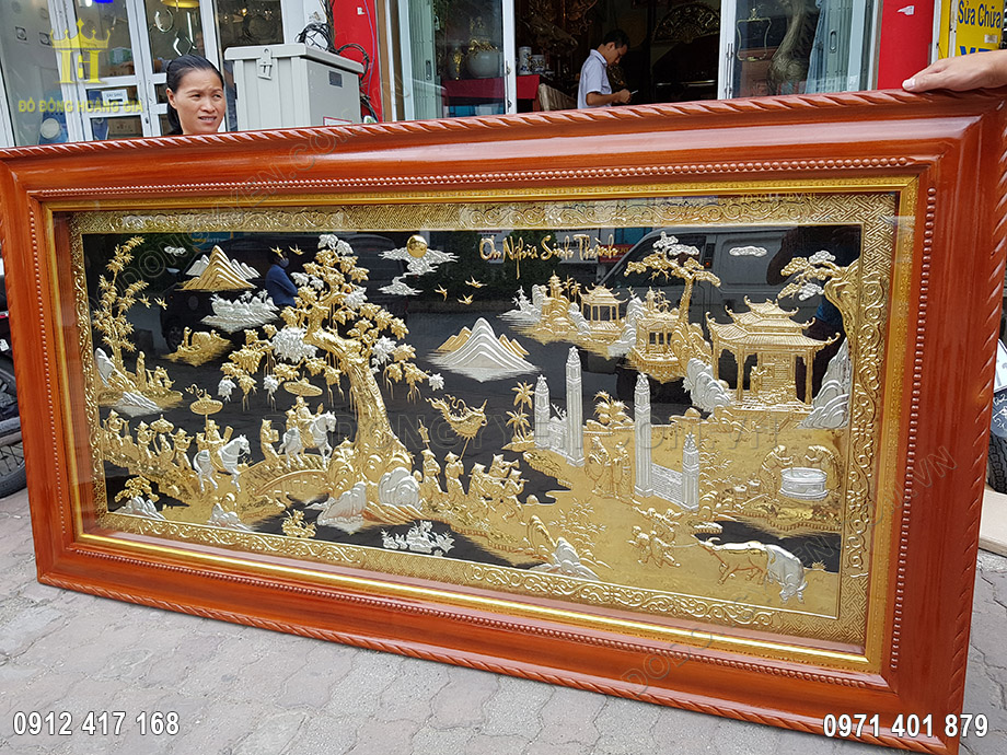 Từng họa tiết hoa văn tr&ecirc;n bức tranh đều được l&agrave;m v&ocirc; c&ugrave;ng tỉ mỉ v&agrave; sắc n&eacute;t