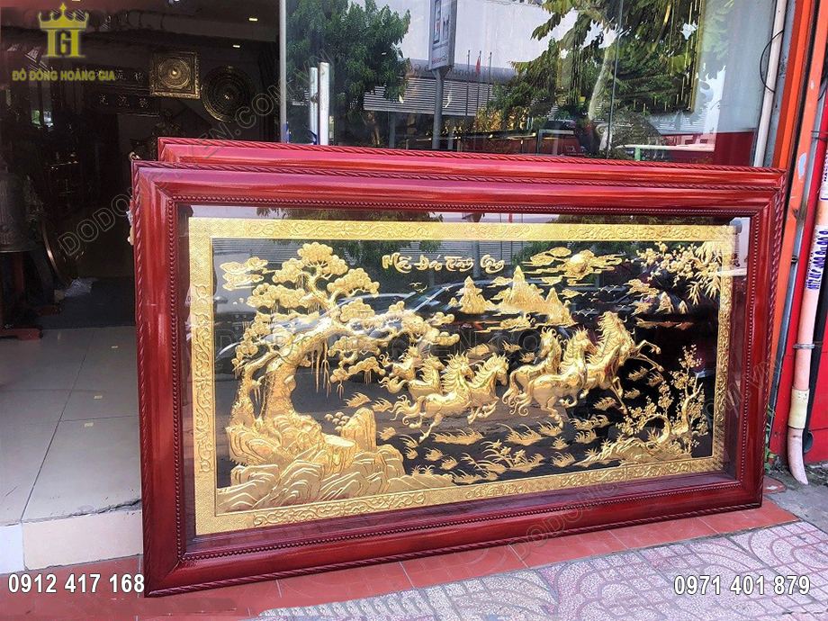 Tranh chạm th&uacute;c thủ c&ocirc;ng bằng đồng h&igrave;nh t&aacute;m ch&uacute; ngựa đang phi nước đại tiến về một hướng, tuy nhi&ecirc;n sẽ c&oacute; một ch&uacute; ngựa ở vị tr&iacute; thứ 4 hay thứ 5 sẽ ngo&aacute;i đầu lại như c&oacute; &yacute; kh&iacute;ch lệ đồng đội ph&iacute;a sau tiếp tục tiến l&ecirc;n