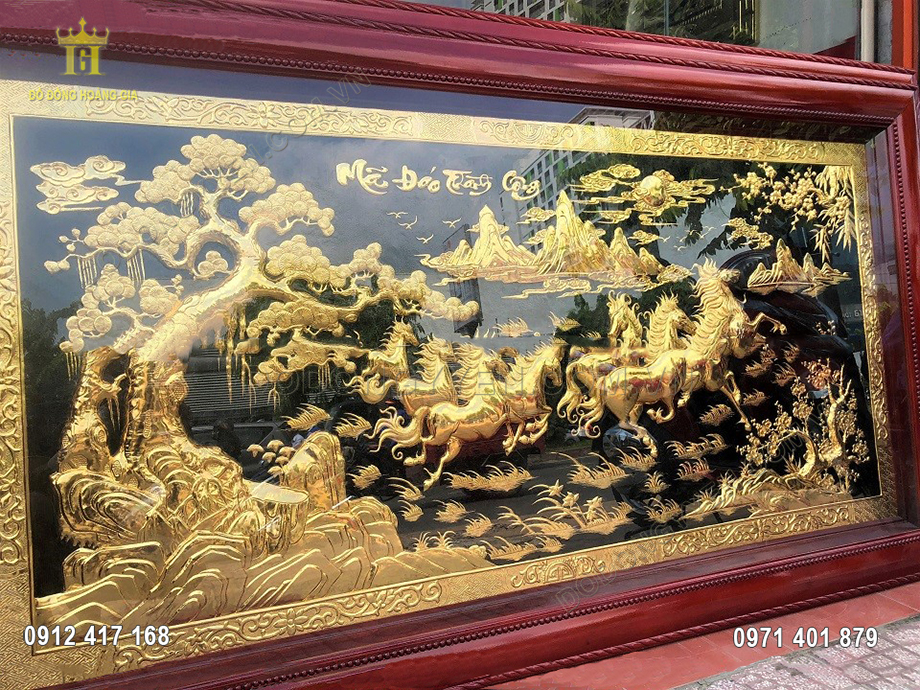 Đ&acirc;y l&agrave; bức tranh mang &yacute; nghĩa phong thủy v&ocirc; c&ugrave;ng lớn, n&oacute; gi&uacute;p đem lại t&agrave;i lộc, sự thăng quan tiến chức cho gia chủ, tuy nhi&ecirc;n khi treo tranh, bạn n&ecirc;n treo h&igrave;nh t&aacute;m con ngựa hướng từ cửa đi v&agrave;o