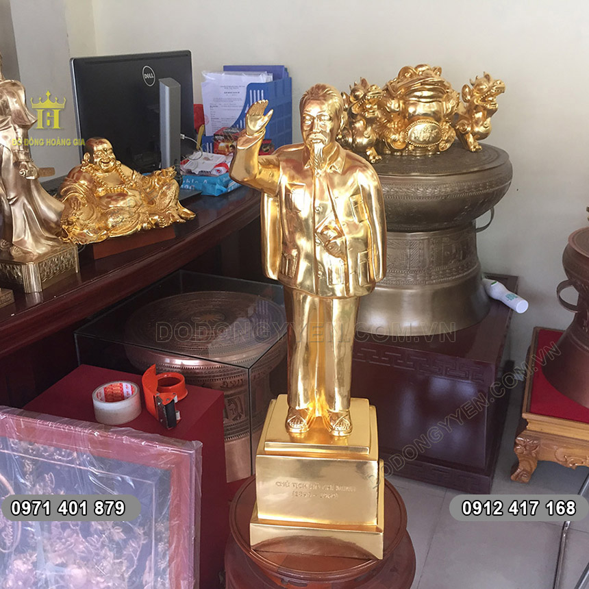 Tượng Bác Hồ Giơ Tay Chào Dát Vàng cao 68cm