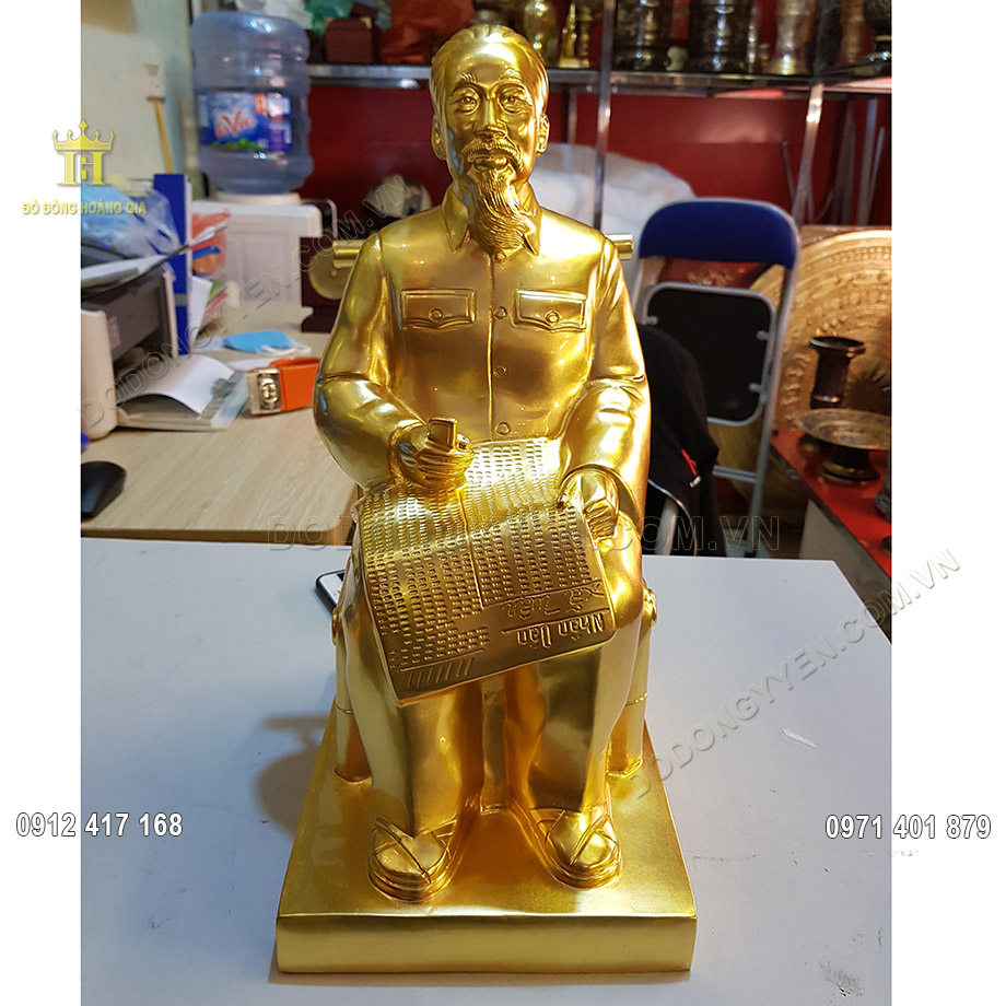 Tượng đồng Bác Hồ ngồi đọc báo Nhân dân xã luận dát vàng 24K