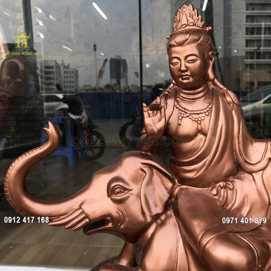 Gương mặt hiền từ của Bồ T&aacute;t được đ&ocirc;i b&agrave;n tay t&agrave;i hoa của c&aacute;c nghệ nh&acirc;n chạm khắc v&ocirc; c&ugrave;ng tỉ mỉ