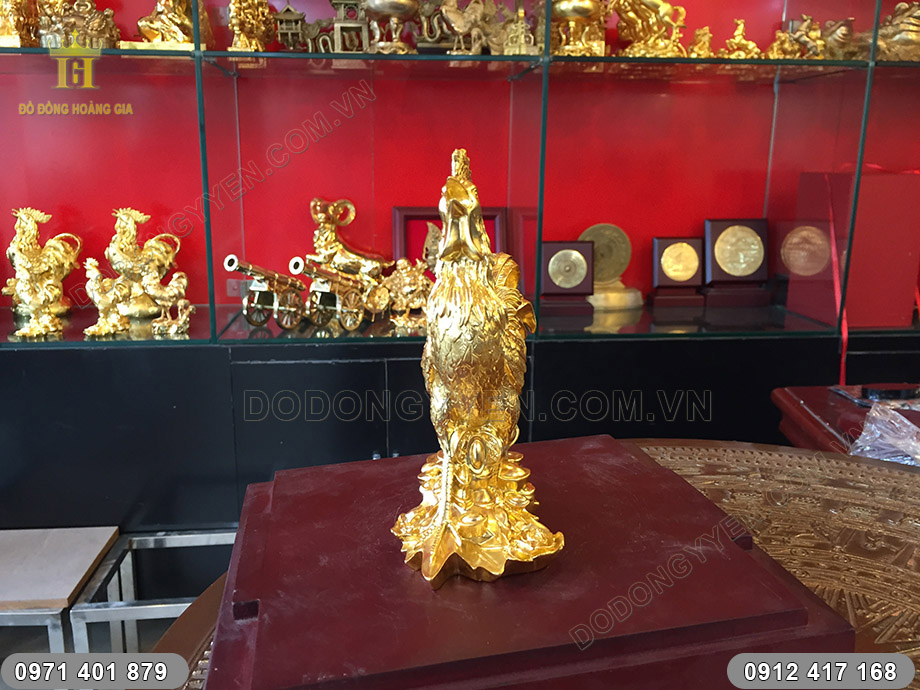tượng g&agrave; trống thếp v&agrave;ng