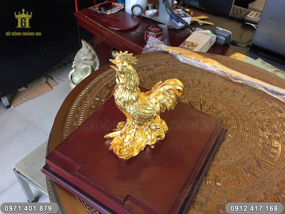 tượng g&agrave; trống thếp v&agrave;ng
