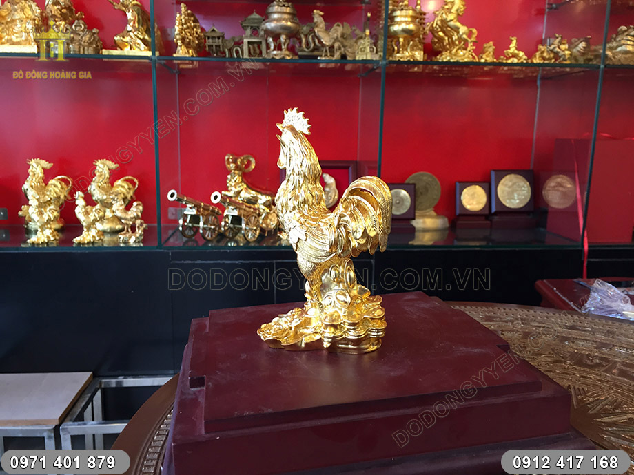 tượng g&agrave; trống thếp v&agrave;ng