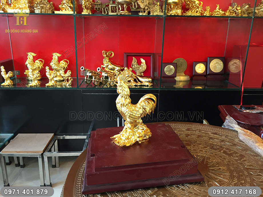 tượng g&agrave; trống thếp v&agrave;ng