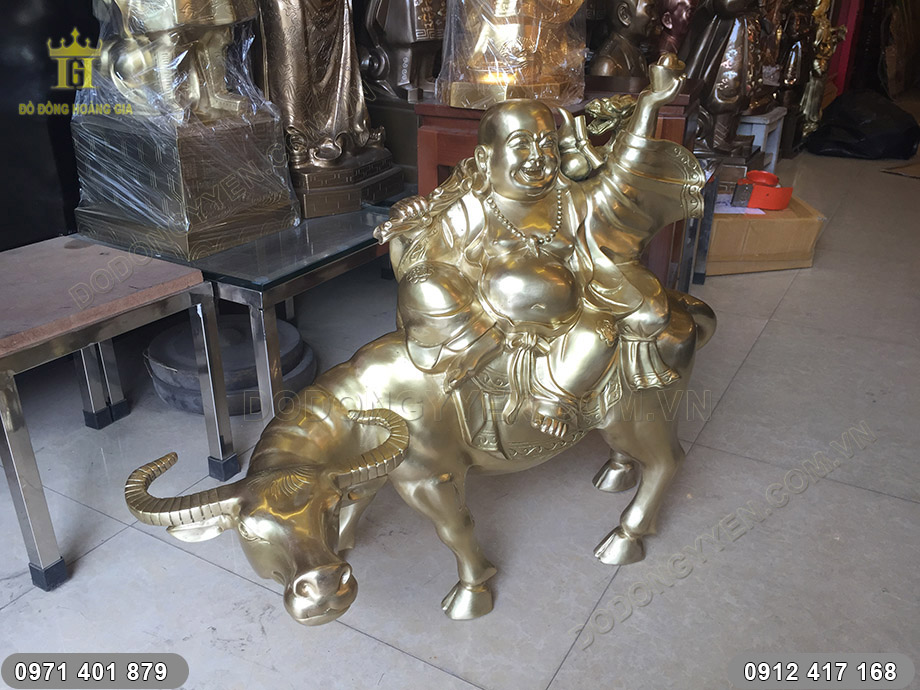 tượng phật di lặc cưỡi tr&acirc;u
