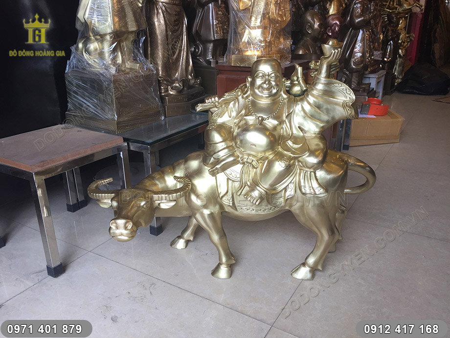 tượng phật di lặc cưỡi tr&acirc;u