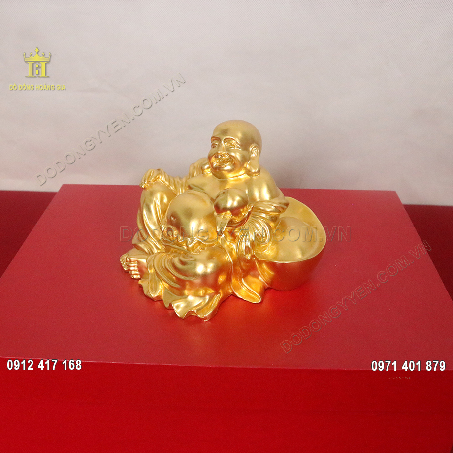D&aacute;ng ngồi thảnh thơi, lưng tựa n&eacute;n v&agrave;ng của Phật được c&aacute;c nghệ nh&acirc;n tại l&agrave;ng nghề đồng &Yacute; Y&ecirc;n - Nam Định khắc họa v&ocirc; c&ugrave;ng sắc n&eacute;t v&agrave; tỉ mỉ