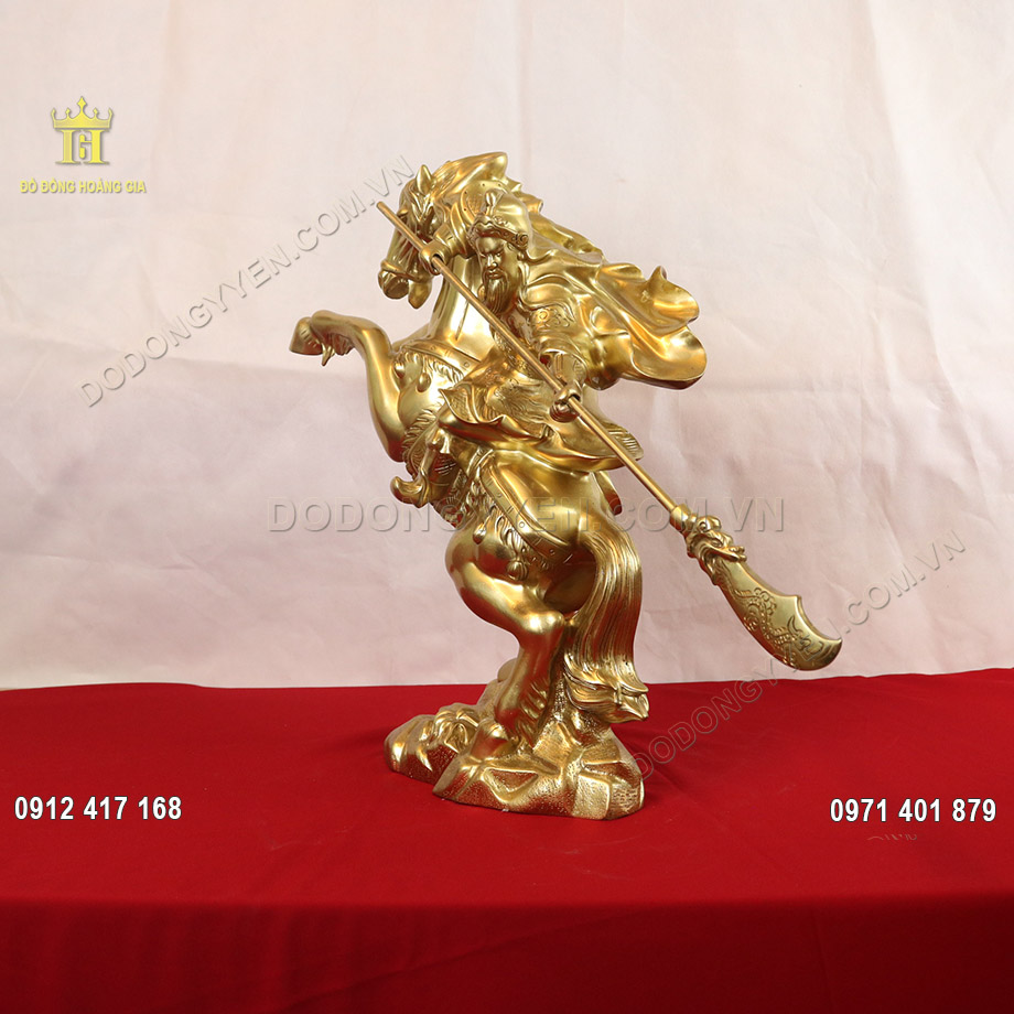 Tượng Quan C&ocirc;ng cưỡi ngựa cầm đao bằng đồng v&agrave;ng