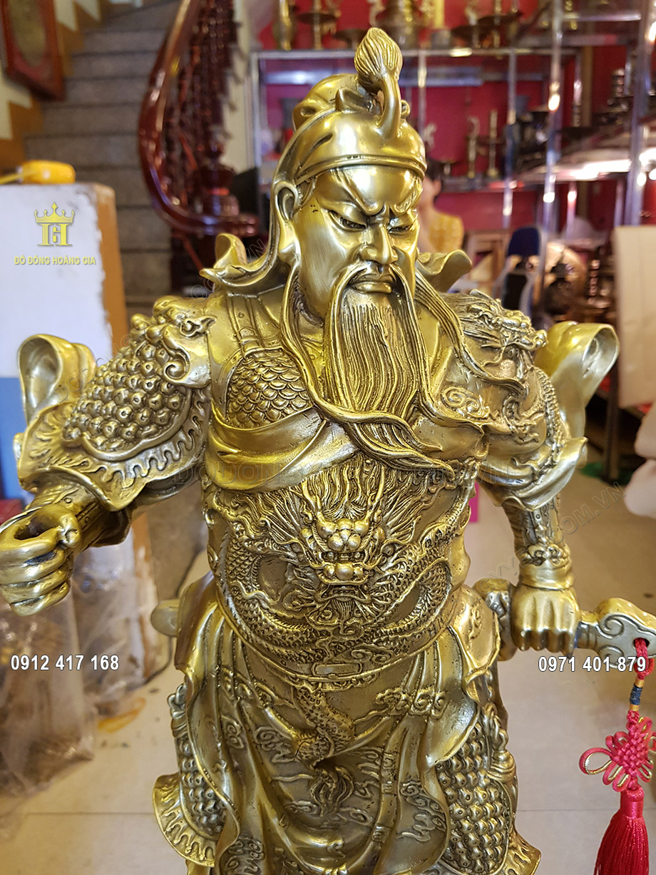 Gương mặt uy nghiêm của Ngài được các nghệ nhân chạm khắc vô cùng tỉ mỉ
