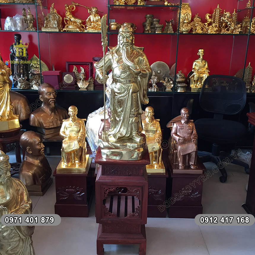 Tượng Quan Công Đứng Chống Đao Bằng Đồng Vỏ Đạn Tượng Quan Công Đứng Chống Đao Bằng Đồng Vỏ Đạn