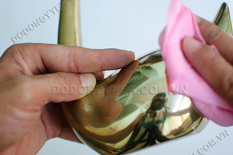 Tuyệt chiêu đánh bóng đồ đồng thờ cúng bằng chanh, giấm