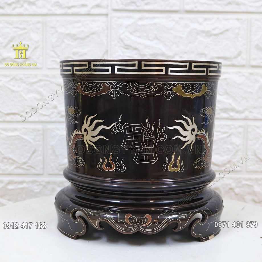 B&aacute;t hương l&agrave; một vật phẩm thờ c&uacute;ng kh&ocirc;ng thể thiếu tr&ecirc;n ban thờ gia ti&ecirc;n