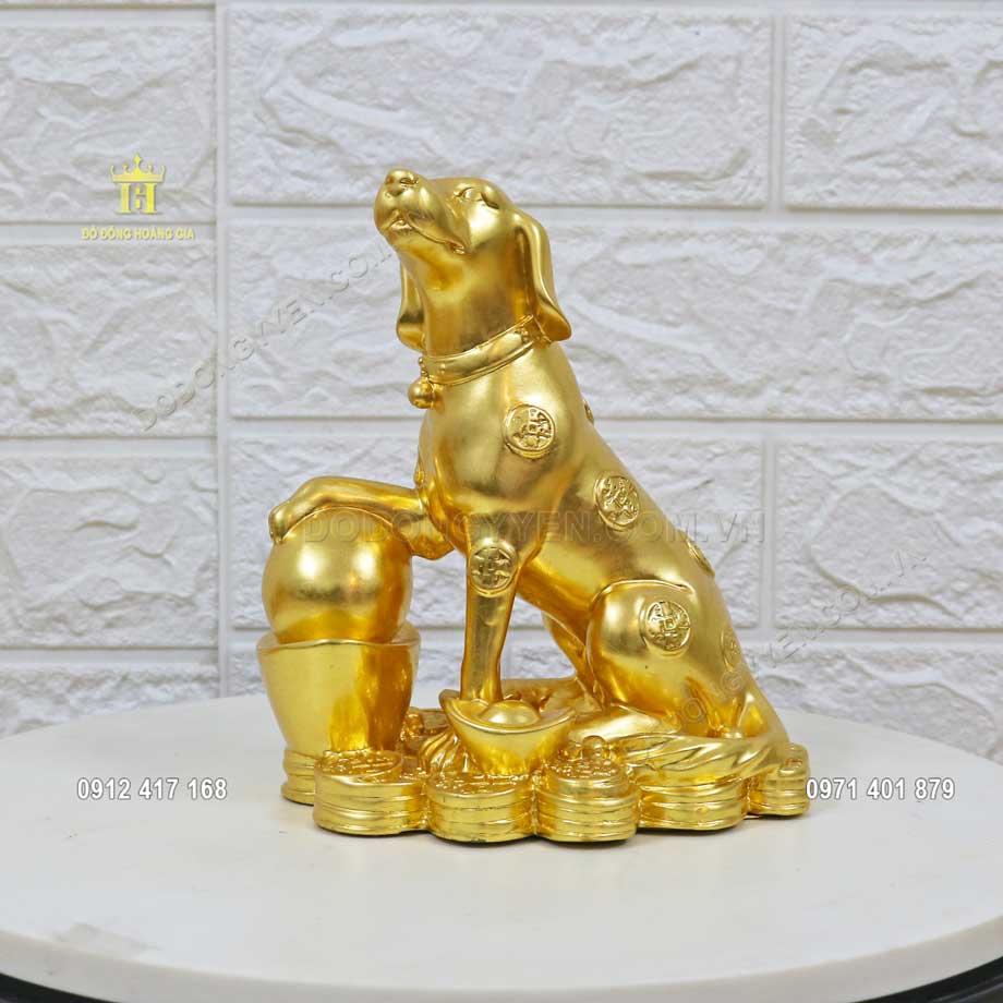 Tượng ch&oacute; được đ&uacute;c từ nguy&ecirc;n liệu đồng v&agrave;ng 