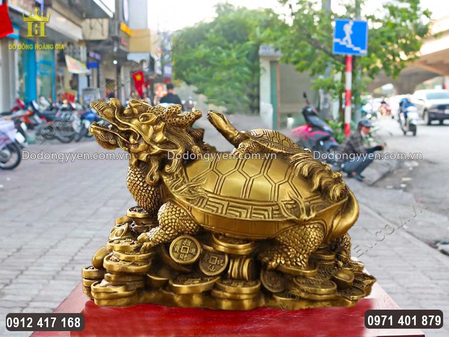 Từng chi tiết trên vật phẩm được chạm khắc sắc nét, tỉ mỉ