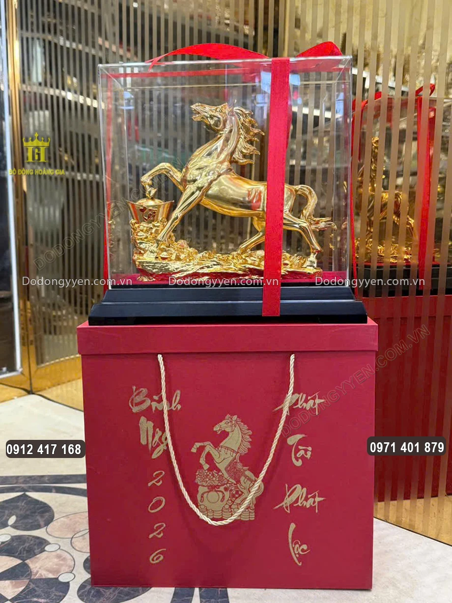 Tượng ngựa được đựng trong hộp qu&agrave; sang trọng