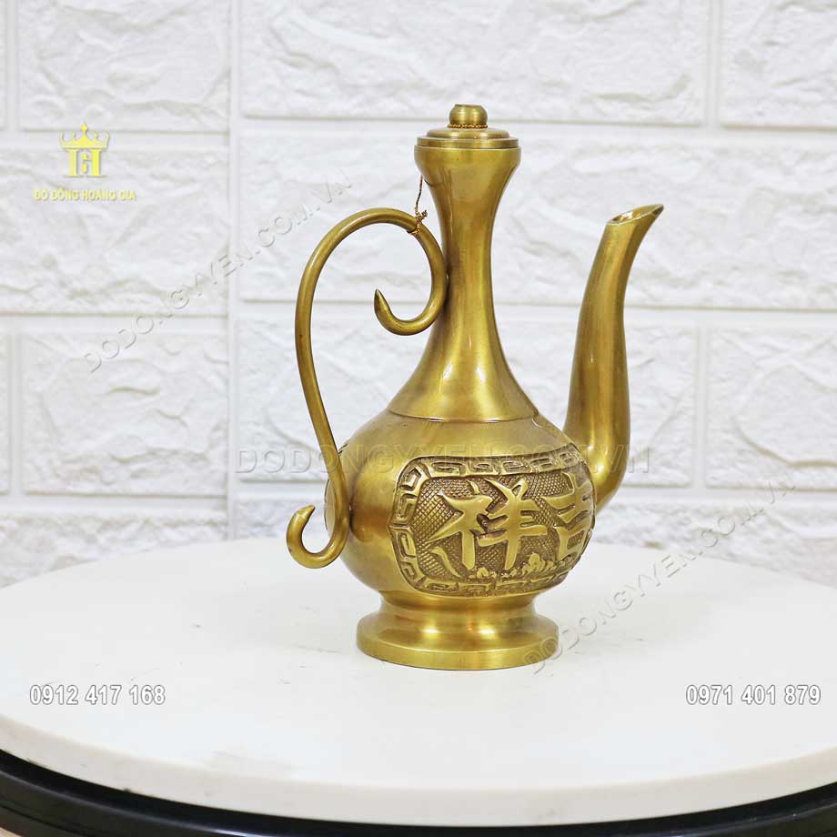 Mẫu ấm đựng rượu, nước được chế t&aacute;c bằng nguy&ecirc;n liệu đồng v&agrave;ng thanh khiết