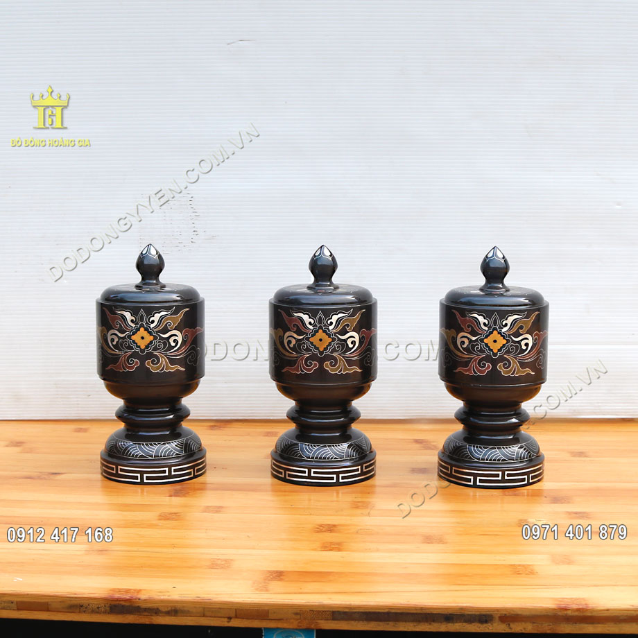 Bộ ba đ&agrave;i thờ khảm ngũ sắc l&agrave; phụ kiện trang tr&iacute; b&agrave;n thờ cao cấp