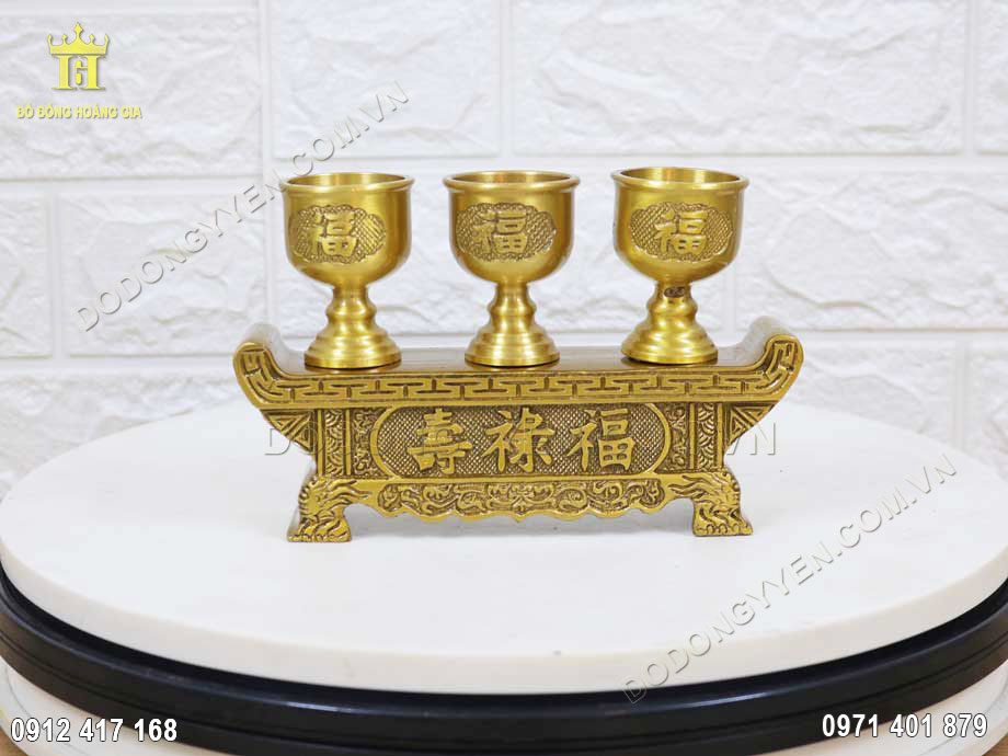 Bộ ngai ba ch&eacute;n được chế t&aacute;c ho&agrave;n to&agrave;n bằng nguy&ecirc;n liệu đồng v&agrave;ng thanh khiết
