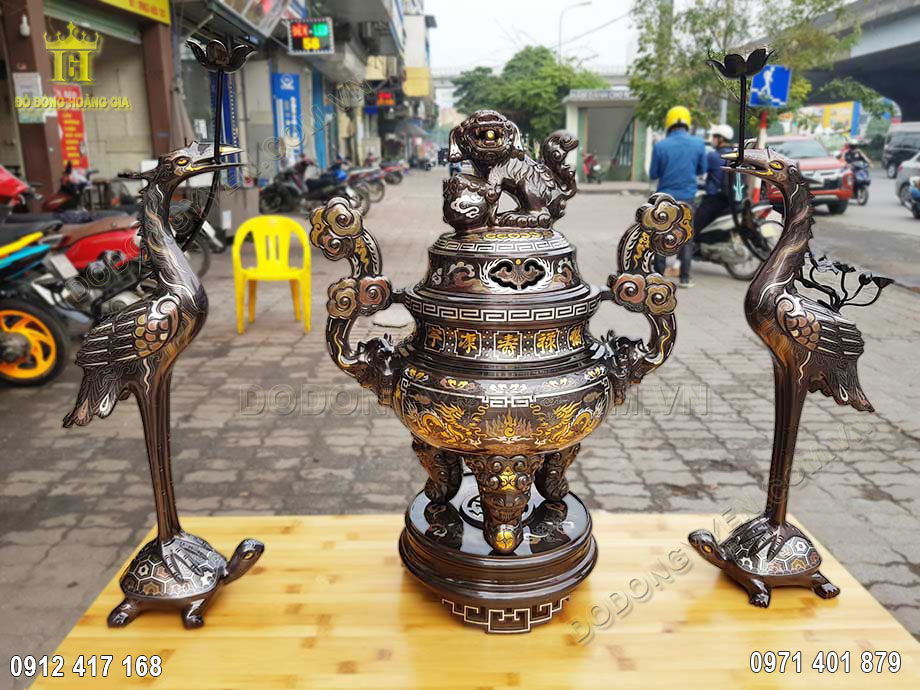 Trưng b&agrave;y bộ đỉnh đồng khảm ngũ sắc tr&ecirc;n b&agrave;n thờ c&uacute;ng mang đến sự đẳng cấp cho gia chủ