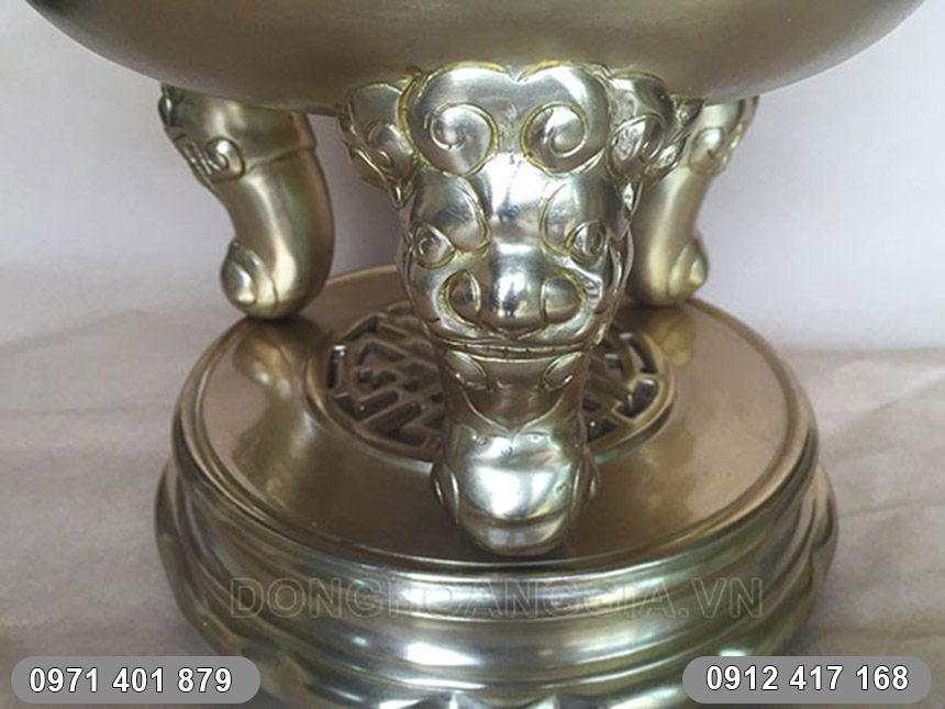 ch&acirc;n đế đỉnh đồng v&agrave;ng