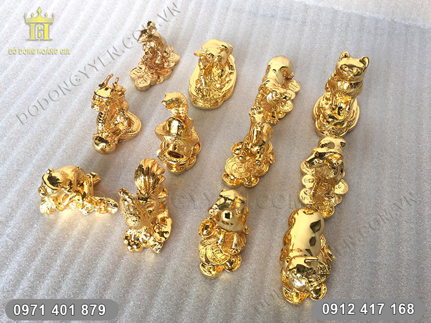 12 con gi&aacute;p mạ v&agrave;ng