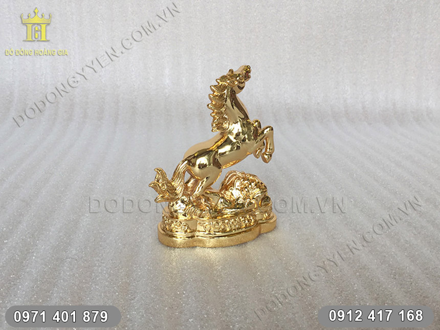 ngựa đồng mạ v&agrave;ng