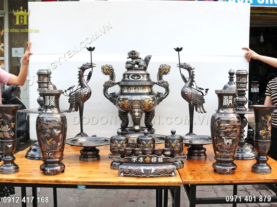 đồ thờ cúng bằng đồng khảm ngũ sắc Bộ Đồ Thờ Ngũ Sắc Đầy Đủ Trên Ban Thờ Gia Tiên Cao 70cm