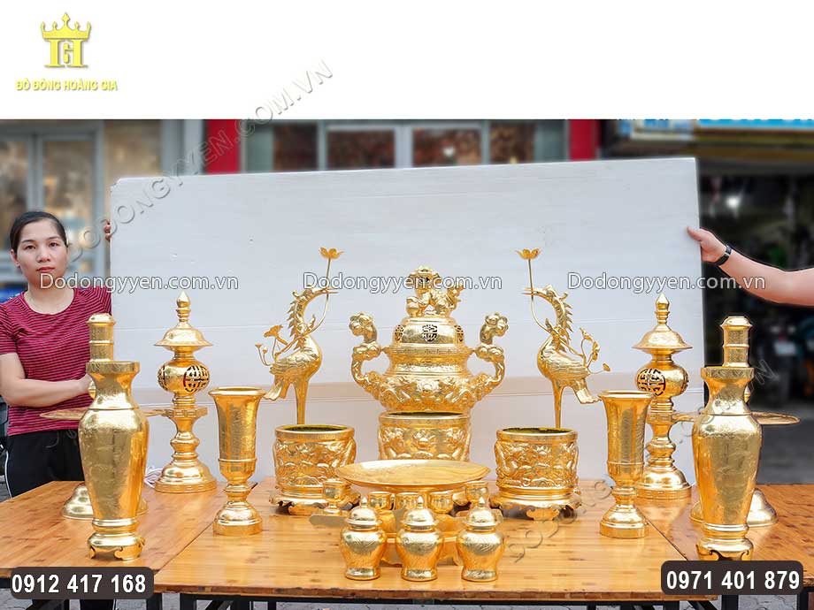 Hạc được đặt chầu v&agrave;o hai b&ecirc;n đỉnh đồng