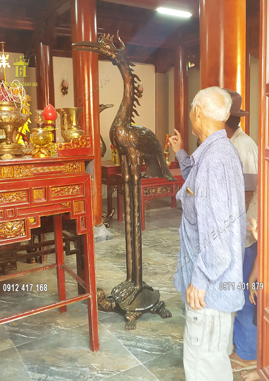 Hạc thờ được đúc hoàn toàn bằng nguyên liệu đồng đỏ với màu sắc cổ kính