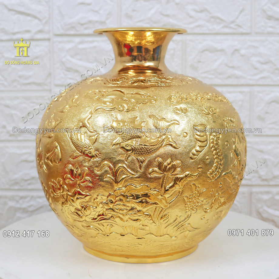 B&igrave;nh h&uacute;t lộc được chế t&aacute;c từ nguy&ecirc;n liệu đồng v&agrave;ng nguy&ecirc;n chất bề mặt d&aacute;t v&agrave;ng 24K 