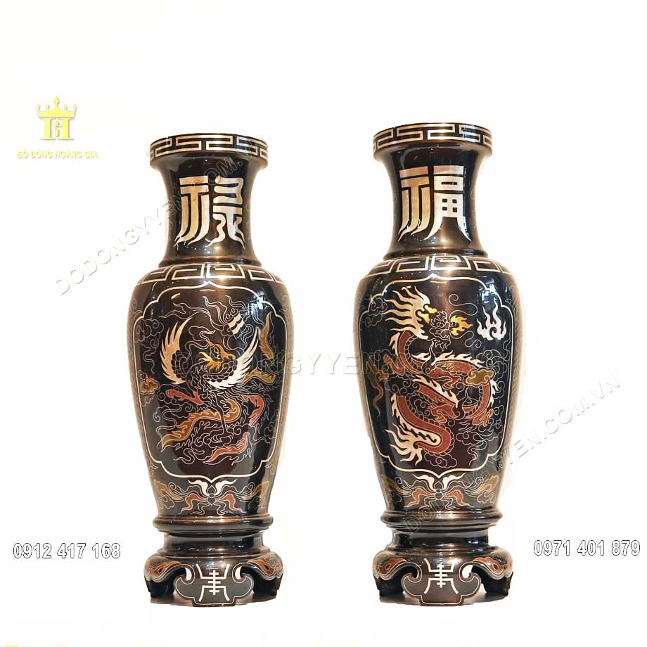 Đ&ocirc;i lọ hoa bằng đồng được sử dụng tr&ecirc;n ban thờ c&uacute;ng gia ti&ecirc;n