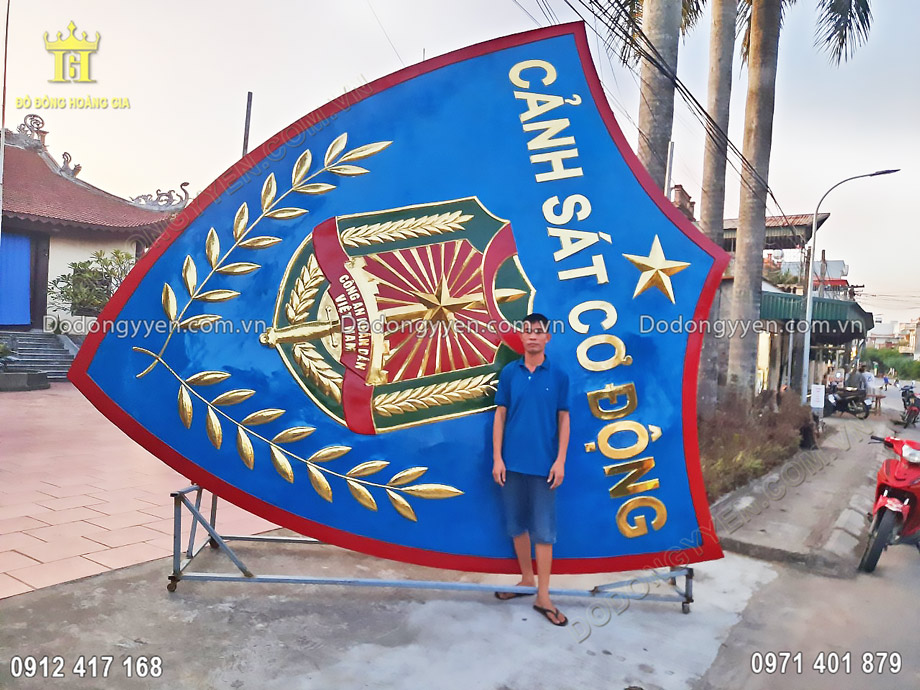 Huy hiệu được l&agrave;m ho&agrave;n to&agrave;n từ nguy&ecirc;n liệu đồng v&agrave;ng