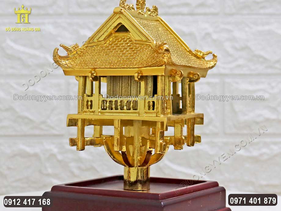 phần mái đắp hình rồng chầu mặt nguyệt vô cùng sinh động