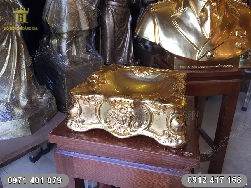 đ&uacute;c gạt t&agrave;n versace thếp v&agrave;ng 9999