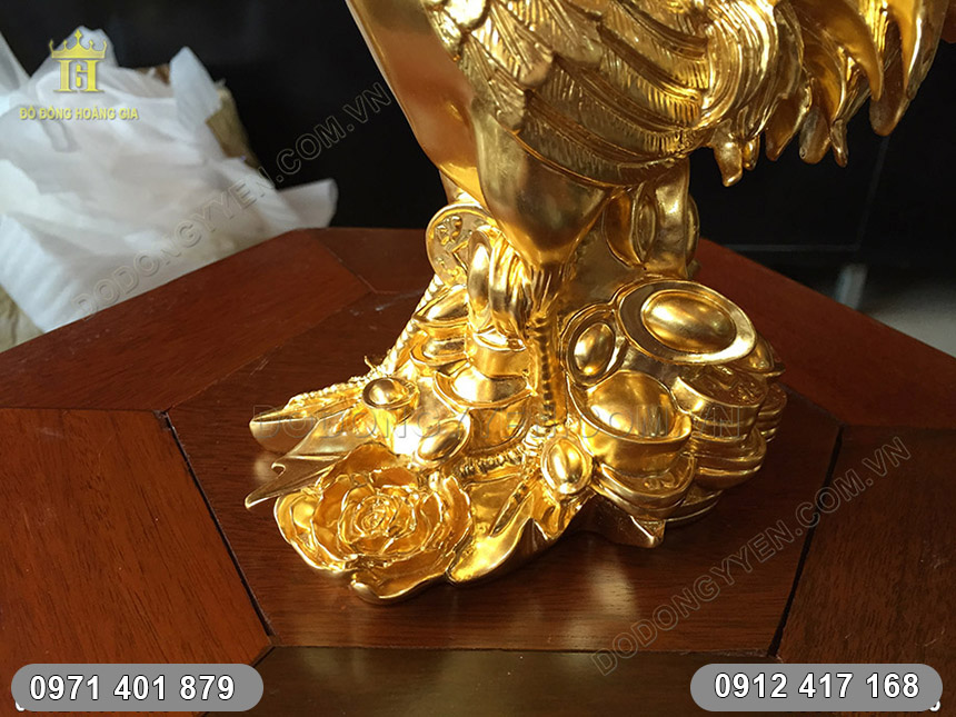 tượng con g&agrave; d&aacute;t v&agrave;ng