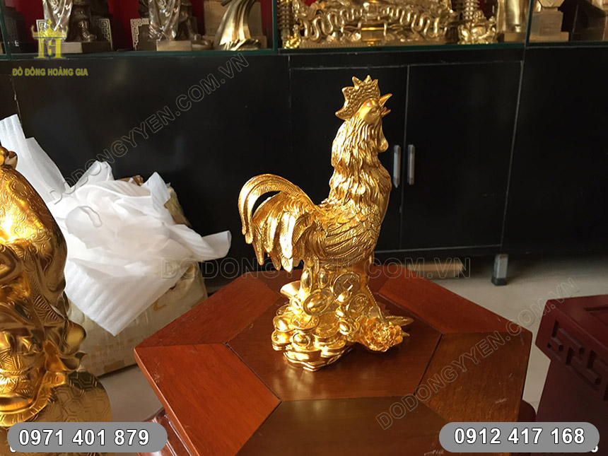 tượng con g&agrave; d&aacute;t v&agrave;ng