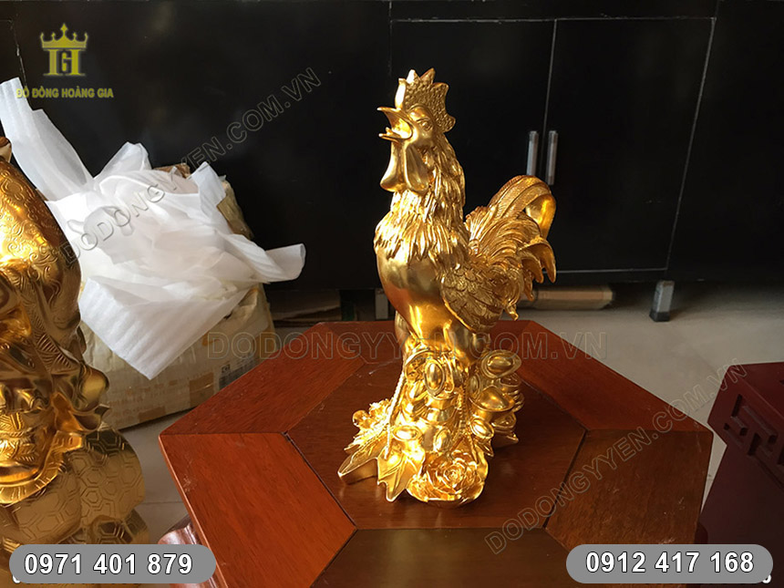 tượng con g&agrave; d&aacute;t v&agrave;ng