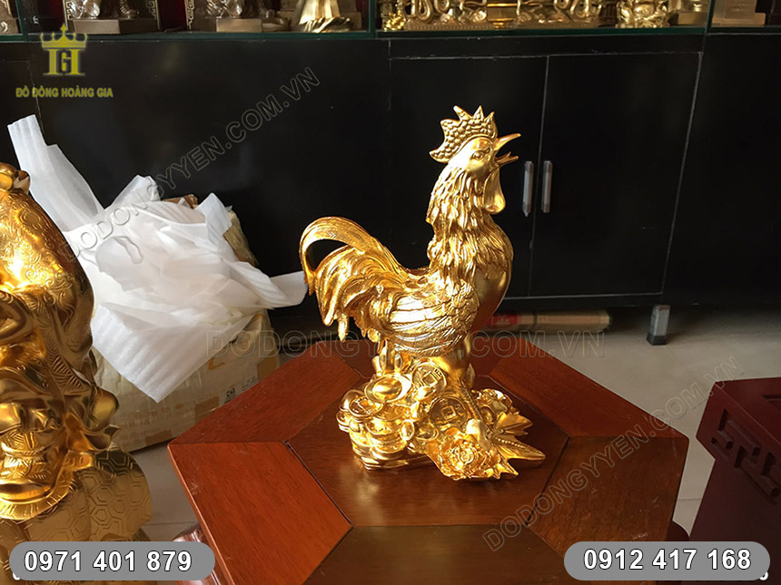 tượng con g&agrave; d&aacute;t v&agrave;ng